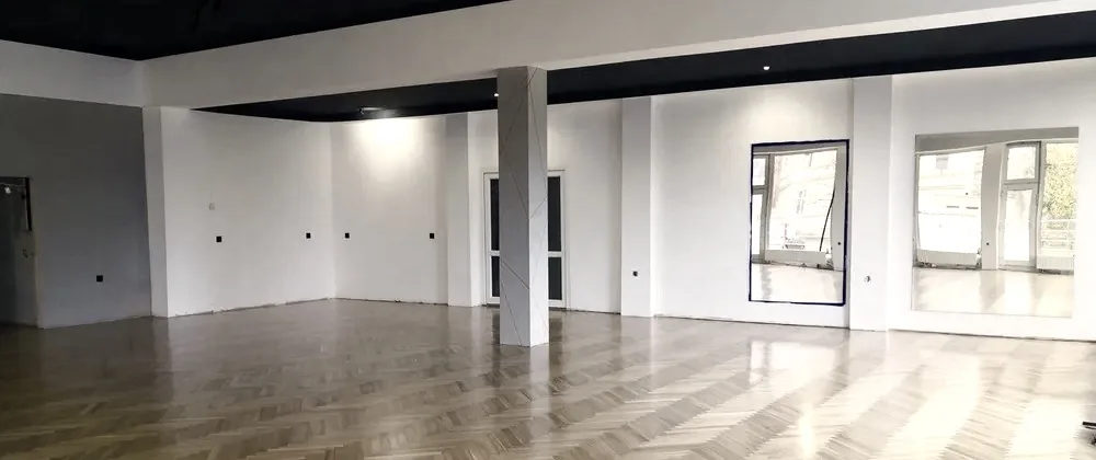 Wnętrze studia BRDA - parkiet jodełkowy i światło z okien